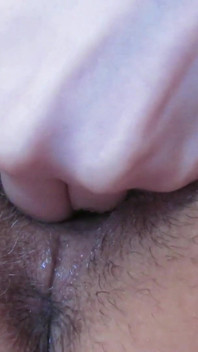 Nahaufnahme muschi fingert nach dem orgasmus