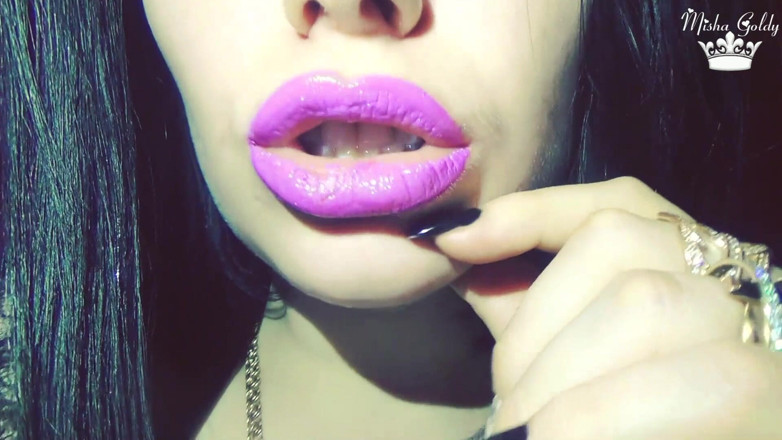 Goddess Misha Goldy: Labios brillantes púrpuras