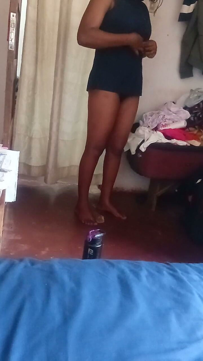 Dericky22: Une brune africaine naturelle montre tout dans sa chambre