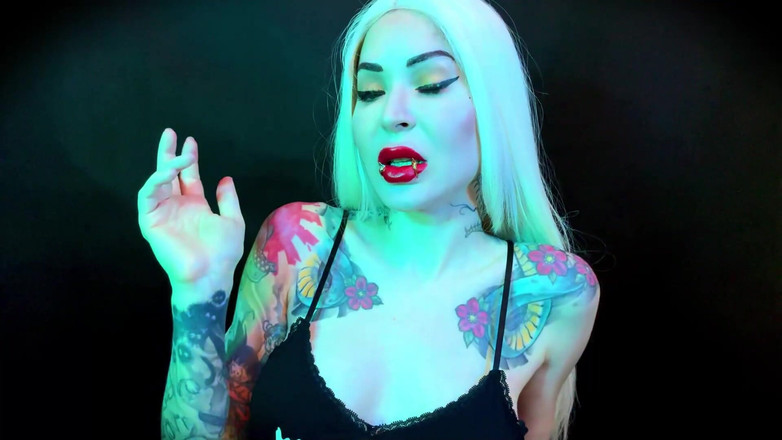 Baal Eldritch: Sensuali labbra rosse con piercing dorati - feticcio del rossetto, Adorazione,...
