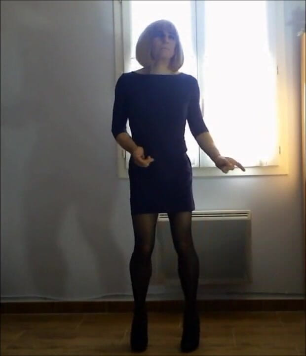Faustine: Il travestito Faustine balla sensualmente.