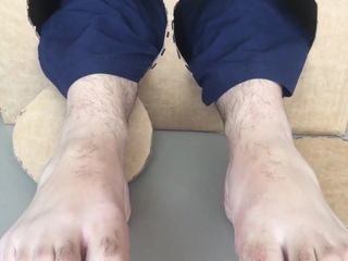 Manly foot: Överraskningsleverans är ett ärahål med en uppsättning sexiga stora manliga fötter att...