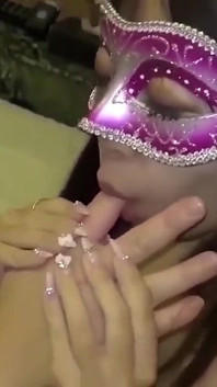 Todavía bañando a un hombre atractivo con regalos, la mujer casada que nunca aprende