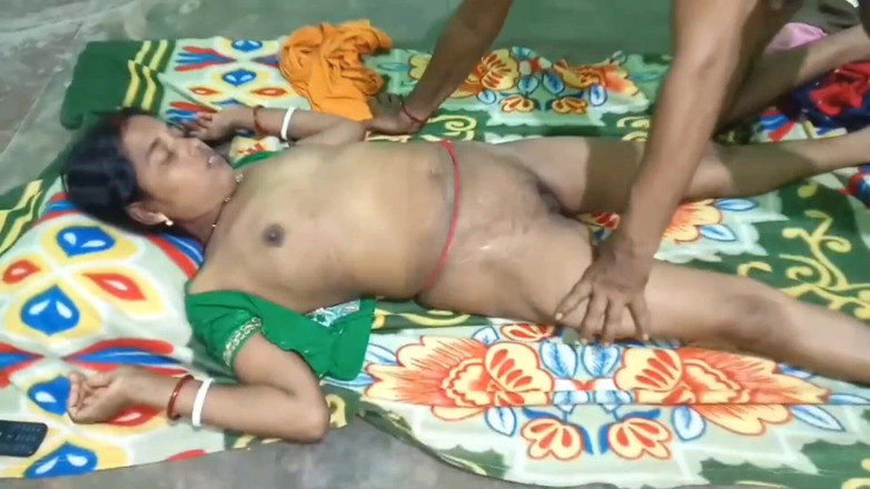 Sumitra-bhabi: Сегодня мою сводную сестру оставили обнаженной.