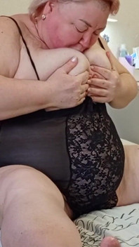 La moglie ostenta tutto il suo fascino masturbando la sua grande figa pelosa con dei giocattoli del sesso