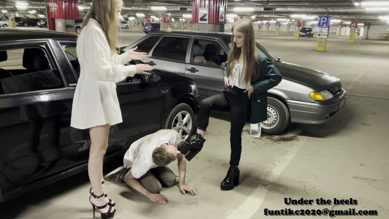 Heel 15 cm: Chicas en el aparcamiento