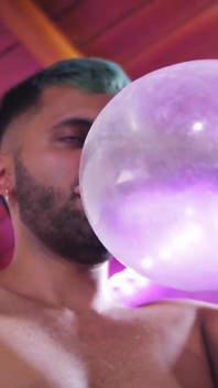 Looner camilo brown saltando saltando camilo brown saltando camisinha inflada com seu grande pau sem cortes e lambe seu próprio esperma da camisinha