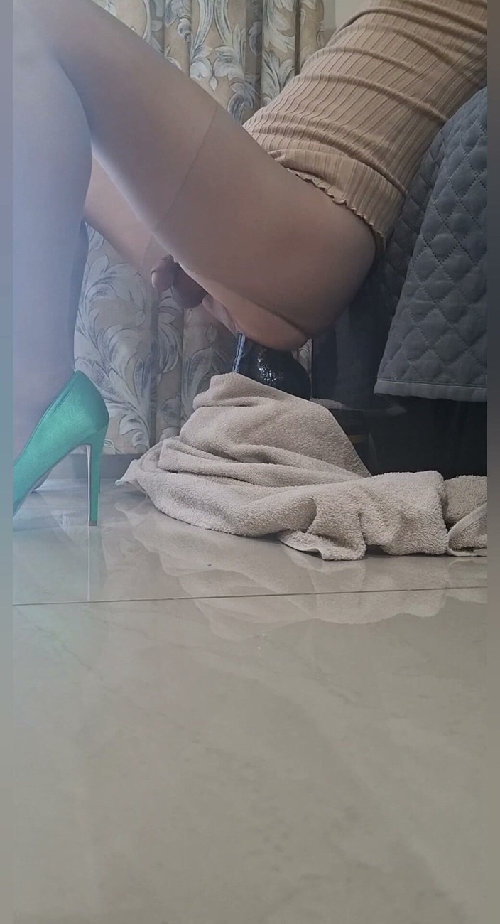 covo_sissy_cross: Entspannen sie sich und genießen sie diesen riesigen schwarzen dildo,...