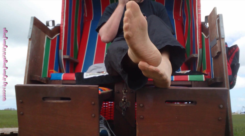 Carmen_Nylonjunge: Snapshot dei miei piedi in nylon in spiaggia 2 - Vacation Wangerland -