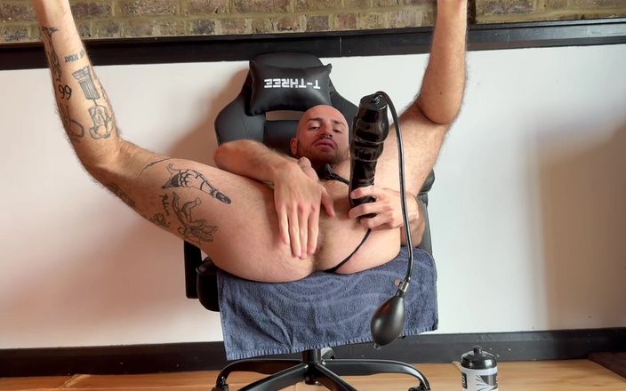 davidedpxxx: Cewek sange ini lagi asik fisting memeknya sendirian pakai mainan...