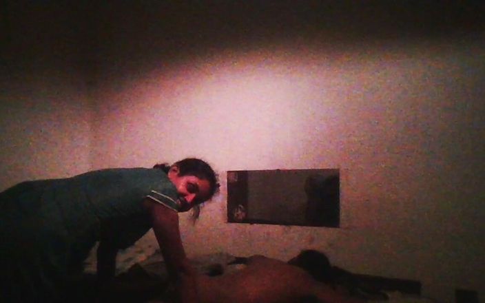 Redina: Pendant que mon mari dans l’autre pièce je séduis mon...