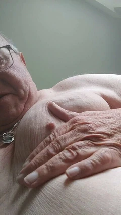 Îmi place sfârcurile mele!