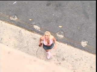3 Bangers: Buff dude se folla a una rubia mientras come el...