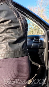 Rehat pendek di tempat letak kereta, tetapi saya terlupa untuk memakai seluar dalam saya lagi, sekali lagi tanpa seluar dalam di luar Elsarixterxxx.