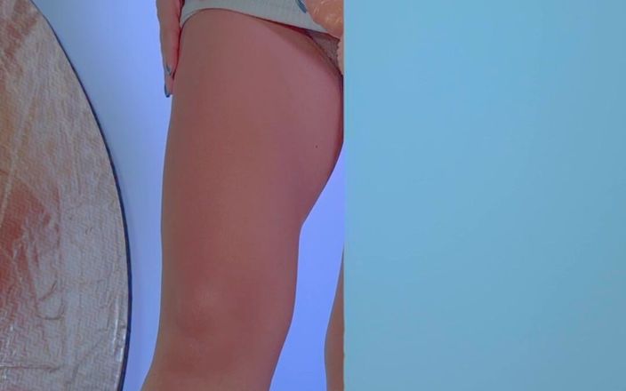 Little Dessert: Seksi elbiseli ve spor ayakkabılı üniversiteli desi cam dildoyla oynuyor