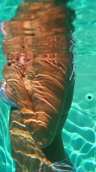 MILF semula jadi Julia North Underwater Dubur di kolam