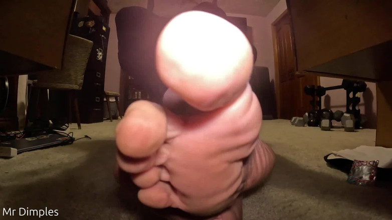 Mr Dimples: Uctívej moje nohy, zatímco hraji!