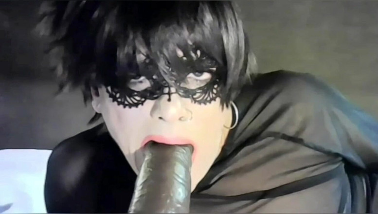 LuziaTv: Neuken met al mijn speelgoed - klaarkomen op mijn gezicht