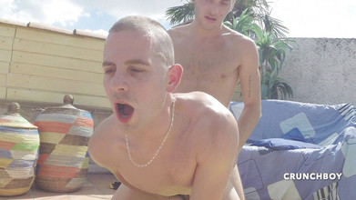 French Twinks Amator videos: Gay muda dipergunakan di luar rumah oleh kawan baiknya yang...