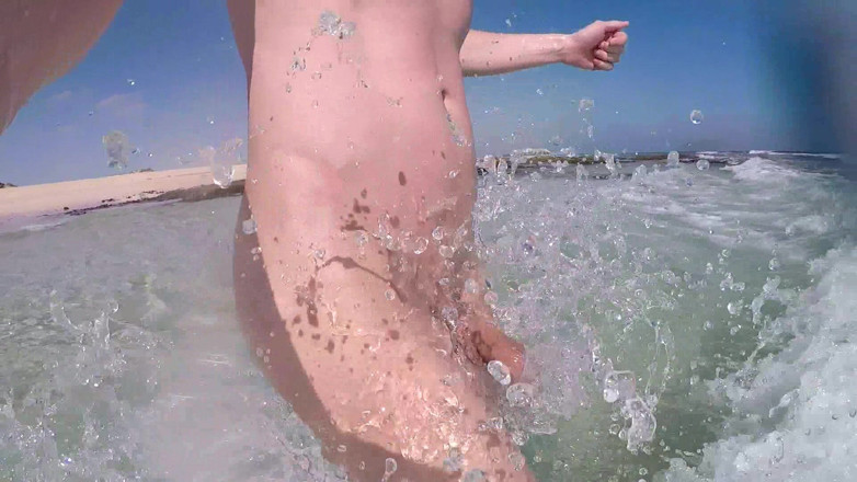 outdoor-fun: Plage naturiste, des vagues jouent avec ma bite douce