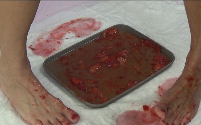 AnnaBUST: Calpesto le fragole con i miei piedi e li piscio...