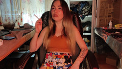 Blowjobs Alice: Üvey kız kardeş sigara içiyor