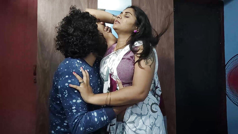 Vaigavarun45: Romantika lízání krku se zámkem na rty a s lisem...