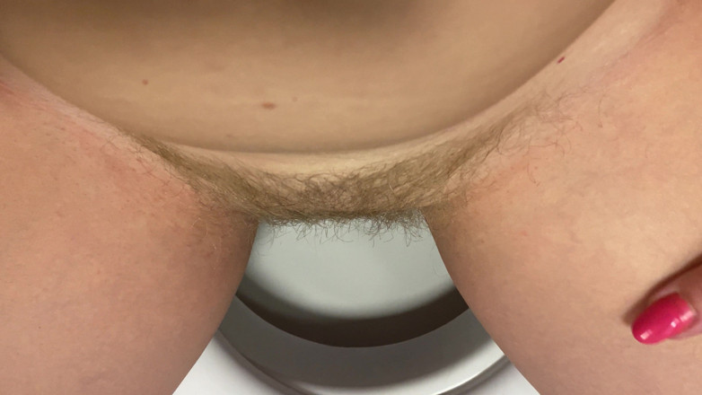 Hairy couple: Pizdă păroasă se pișă și se pârțâie accidental, vedere foarte aproape