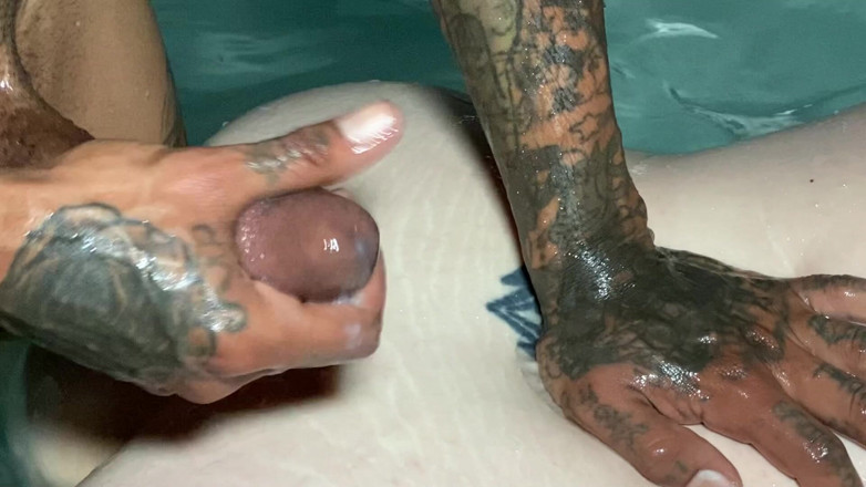 Mature Wanker: Kendra, mamă sexy tatuată, ia pula mare și neagră a lui...