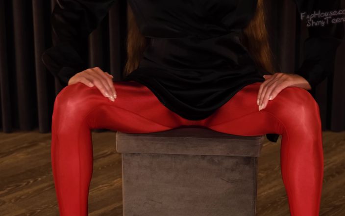 Shiny teens: 896 Collant rosso lucido ed abito di seta nera