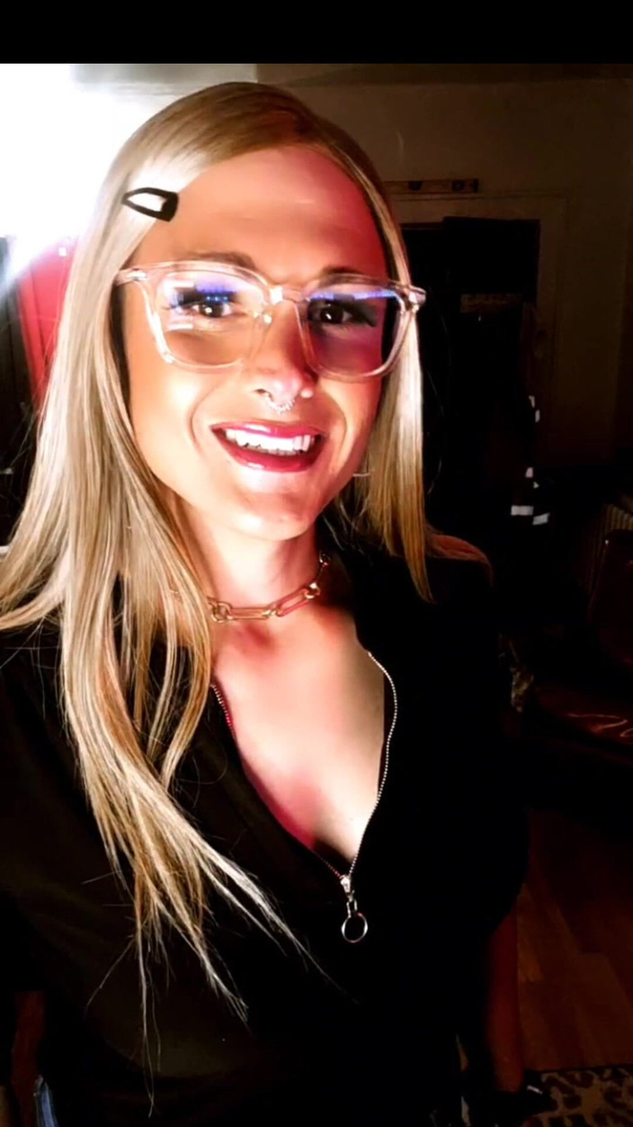 Darkfetish2k: La Cattiva Ragazza Kylie Sorpresa a Fumare