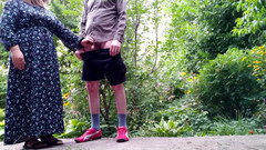 OurFetishLife: Tante cantik bantuin orang asing kencing di luar ruangan dan...