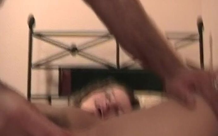German Homemade: アマチュアのドイツ人美女が彼女の陰部で大きなペニスを楽しんでいます