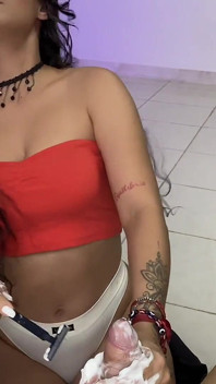 Latynoska MILF goli i masuje twardego penisa swojego pasierba - Porno po hiszpańsku
