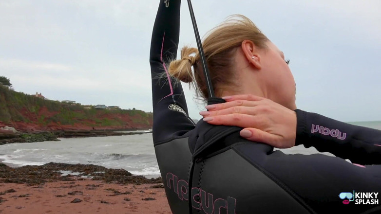 UKCuteGirl Lucy Lauren: Wetsuit, waves і kink: несподівана пригода плавця в бондажі