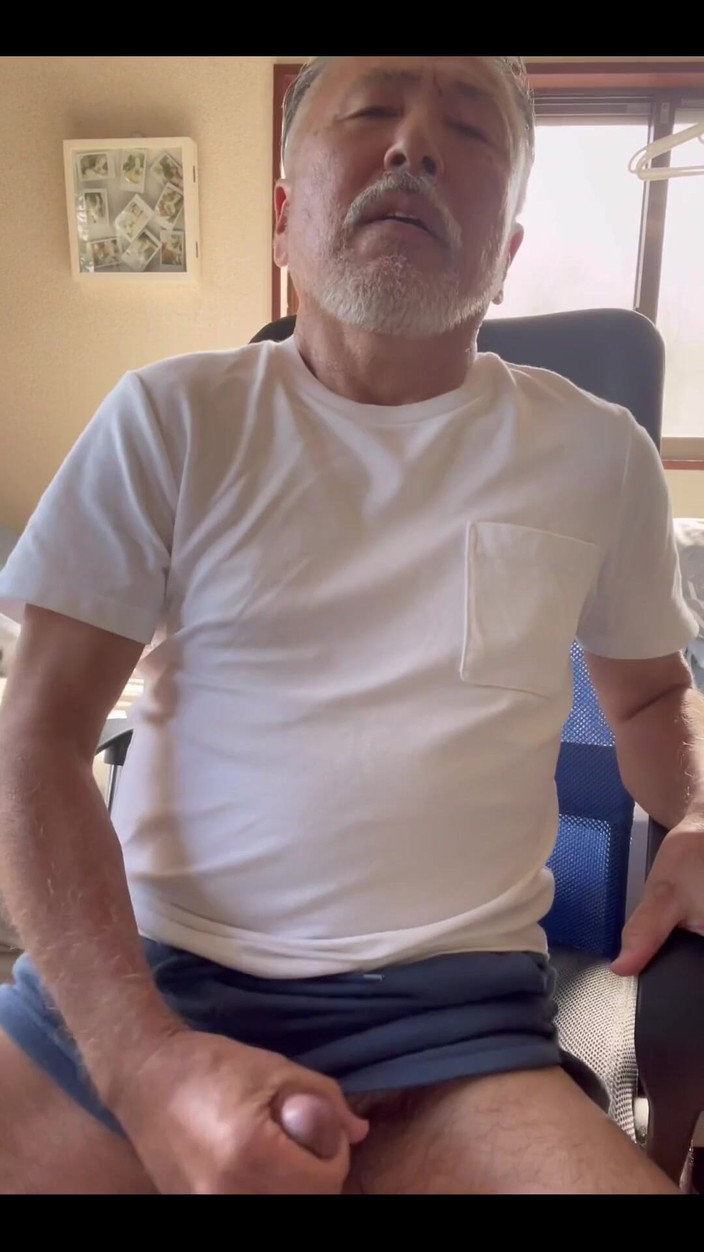 Japanese daddy: Podczas oglądania filmów erotycznych.