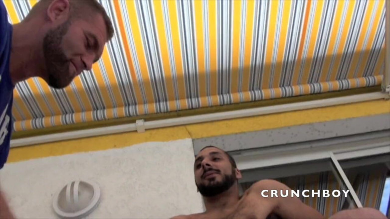Crunch Boy: Сексуального волохатого ведмедя відтрахав араб з дивовижним великим членом