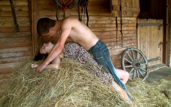 Anal dirty wish with teen: Молодого фермера спокушає і трахає його бос