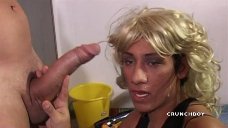 Shemale videos: Un garçon travesti se fait baiser par une Arabe hétéro