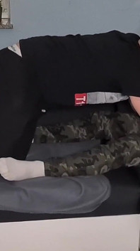 Deze schattige homo-jongen berijdt mijn lul zonder condoom en ik kom klaar op zijn kont