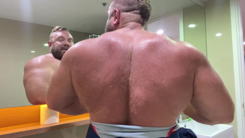 Jack stacked: Sich nach dem Fitnessstudio im Badezimmer biegen!