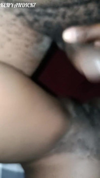 Ragazza pelosa ebano del college viene scopata crudamente in missionery dopo la festa a casa