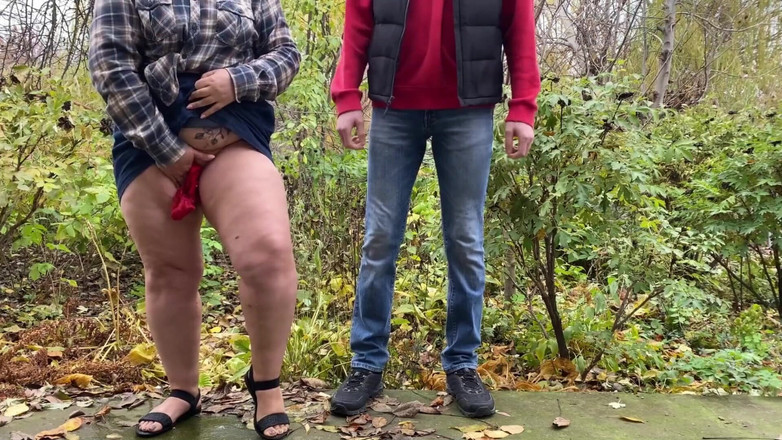 OurFetishLife: परिपक्व सौतेली माँ सौतेले बेटे का ध्यान आकर्षित करती है