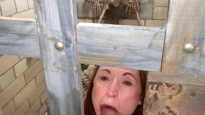 Lily kink: Hapishane gardiyanını emiyor