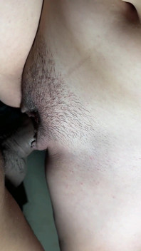 La fidanzata enorme del mio migliore amico mi ha succhiato il pene enorme nel soggiorno di casa sua mentre lui riposava.