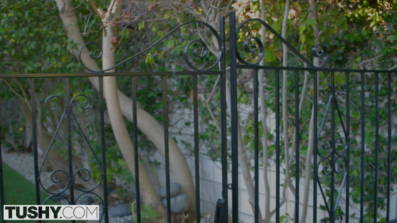 Tushy: TUSHY Keisha Grey em alongamento anal e escancarado