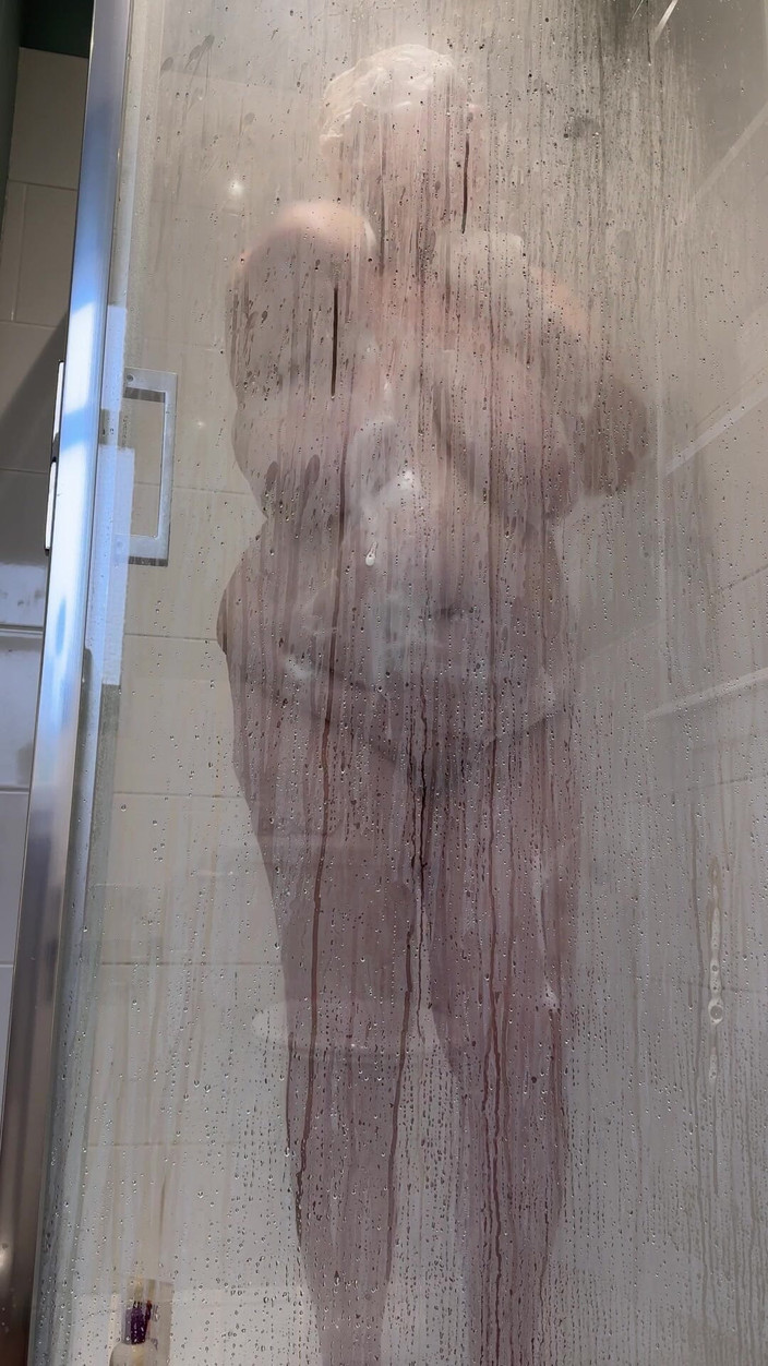 catherinecan69: Rejoignez-moi sous la douche. Mmmm nue et savonneuse