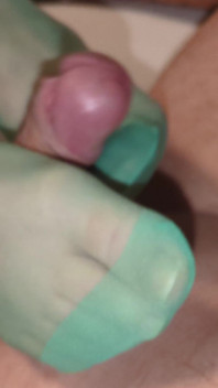 Footjob in calze di nylon verdi