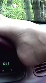 Echte amateur eigengemaakte stiefmoeder draagt nylonkousen, toont bogen en enorme tieten in de auto