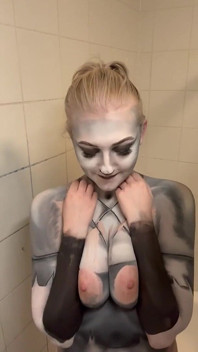 Cosplay Loona Wolf Odstranění barvy na tělo a Hra s kozami